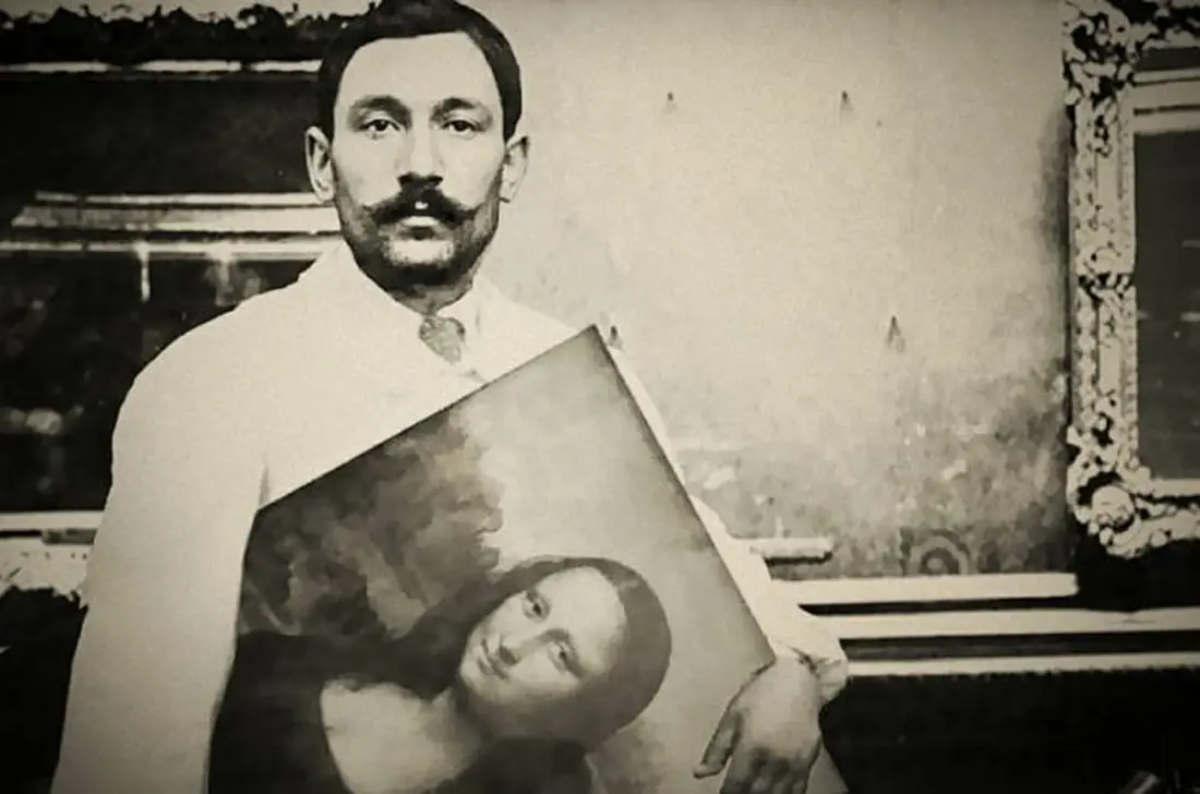 Vincenzo Peruggia holding the Mona Lisa in front of the empty wall in the Salon Carré